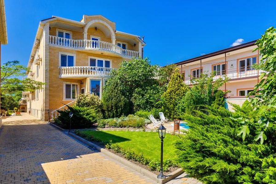 Геленджик, Голубая бухта, «Белая лебедь»